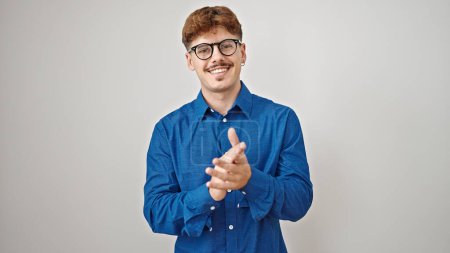 Téléchargez les photos : Jeune homme hispanique souriant mains claquement confiantes sur fond blanc isolé - en image libre de droit