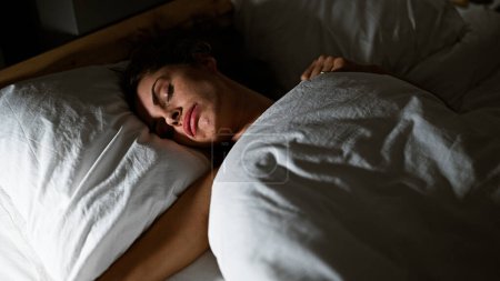 Une jeune femme paisible endormie dans une chambre confortable, mettant en valeur le repos et la tranquillité à l'intérieur.