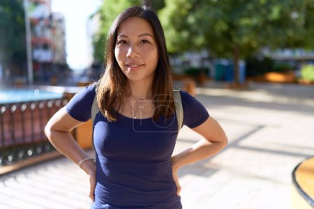 Téléchargez les photos : Jeune femme asiatique souriant confiance debout au parc - en image libre de droit