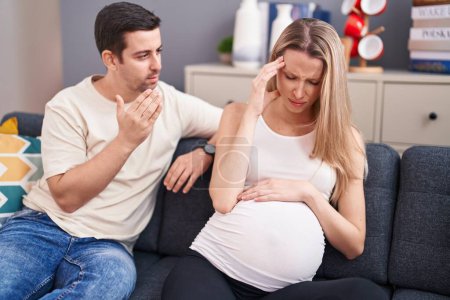 Foto de Hombre y mujer pareja esperando bebé discutiendo en casa - Imagen libre de derechos