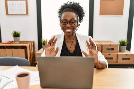 Téléchargez les photos : African american woman call center agent smiling confident speaking at office - en image libre de droit