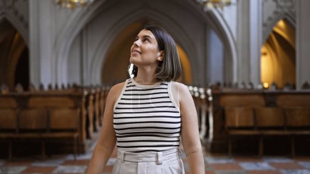 Téléchargez les photos : Jeune belle femme hispanique visitant l'église augustinienne de Vienne - en image libre de droit