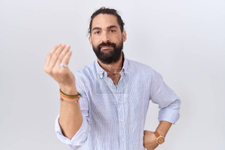 Foto de Hombre hispano con barba vistiendo camisa casual haciendo gesto italiano con la mano y los dedos expresión confiada - Imagen libre de derechos