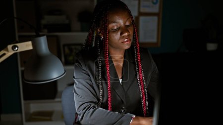 Téléchargez les photos : Femme afro-américaine éternuant au bureau - en image libre de droit