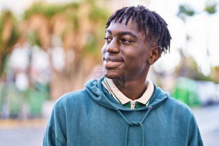 Téléchargez les photos : African american man smiling confident looking to the side at street - en image libre de droit