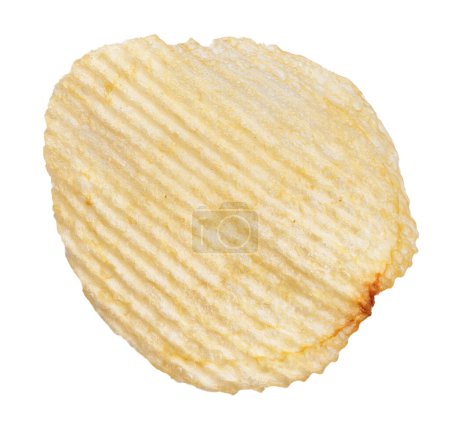 Nahaufnahme eines einzelnen Kartoffelchips isoliert auf weißem Hintergrund.