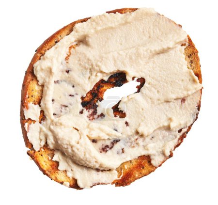 Foto de Primer plano de un bagel con queso crema aislado sobre fondo blanco. - Imagen libre de derechos