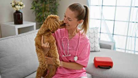 Téléchargez les photos : Jeune femme caucasienne avec chien vétérinaire souriant confiant tenant chien baisers à la clinique vétérinaire - en image libre de droit