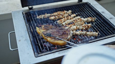 Téléchargez les photos : Cuisson de viande sur le barbecue - en image libre de droit