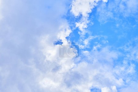 Foto de Una escena tranquila de nubes esponjosas esparcidas en un cielo azul vivo que refleja la calma de la naturaleza. - Imagen libre de derechos