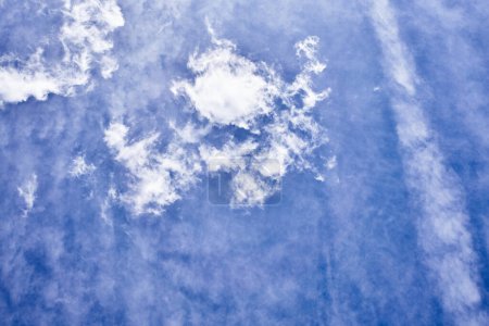 Téléchargez les photos : Ciel vif avec nuages cumulus pelucheux sur un fond bleu adapté aux thèmes météorologiques ou de la nature. - en image libre de droit