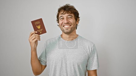 Foto de Joven sonriente sosteniendo pasaporte de Tailandia sobre fondo blanco aislado - Imagen libre de derechos