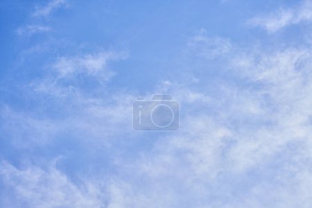 Foto de Una escena serena del cielo con nubes blancas esponjosas flotando sobre un fondo azul brillante, personificando la tranquilidad y el espacio abierto. - Imagen libre de derechos