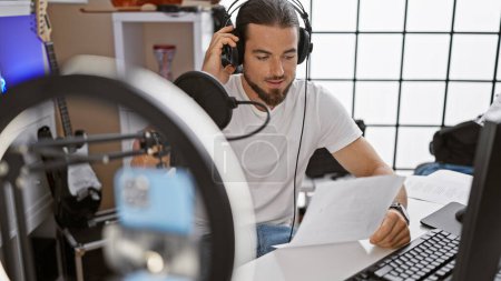 Téléchargez les photos : Jeune reporter hispanique enregistrant une vidéo parlant à la radio au studio de radio - en image libre de droit