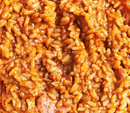 Téléchargez les photos : Gros plan de jambalaya salé avec riz, saucisse, tomate et épices, suggérant une cuisine cajun de la Louisiane. - en image libre de droit