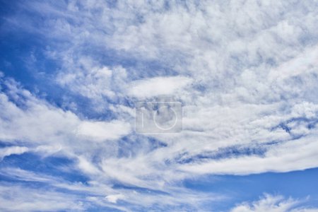 Foto de Un cielo sereno con nubes de cirros dispersas refleja tranquilidad e inmensidad, ideal para fondos y temas de la naturaleza. - Imagen libre de derechos