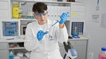 Ein Mann im weißen Laborkittel pipettiert in einem gut ausgestatteten Labor akribisch Flüssigkeit in ein Reagenzglas.