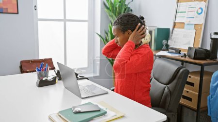 Foto de Mujer afroamericana estresada oficina de informática en el lugar de trabajo - Imagen libre de derechos