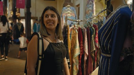 Lächelnde Frau beim Einkaufen im traditionellen Souk madinat jumeirah, dubai