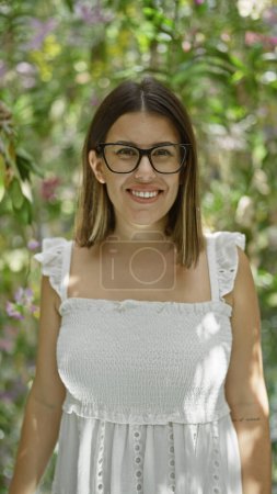 Glückliche hispanische Frau mit Brille, eine immersive Erkundung der futuristischen Pflanzenausstellung in einem farbenfrohen, modernen Museum