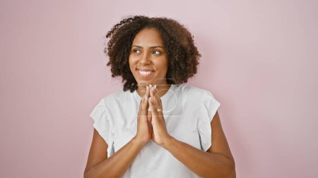 Foto de Mujer negra sonriente con el pelo natural sobre un fondo rosa - Imagen libre de derechos