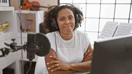 Foto de Mujer negra con auriculares en un estudio de música - Imagen libre de derechos