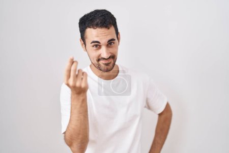 Téléchargez les photos : Bel homme hispanique debout sur fond blanc faisant geste italien avec la main et les doigts expression confiante - en image libre de droit