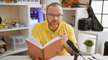 Beau caucasien d'âge moyen, journaliste radio professionnel, absorbé par la lecture d'un livre dans un studio de radio, irradiant une concentration détendue et sérieuse tout en présentant les dernières nouvelles.