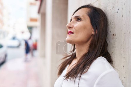 Foto de Young beautiful hispanic woman looking to the side with serious expression at street - Imagen libre de derechos