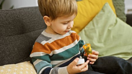 Téléchargez les photos : Enfant en bas âge examinant une bouteille de pilule à la maison, représentant un danger potentiel et un enfant non surveillé. - en image libre de droit