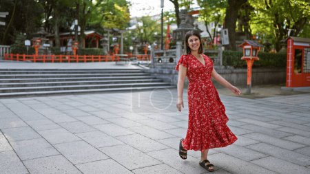 Téléchargez les photos : Belle femme hispanique pose radieusement, rit et sourit, respire la confiance au temple de Yasaka, Kyoto, Japon. - en image libre de droit