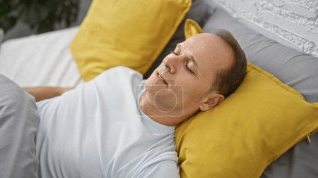 Foto de Hombre de mediana edad acostado en la cama durmiendo en el dormitorio - Imagen libre de derechos