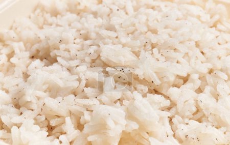 Téléchargez les photos : Image en gros plan représentant du riz blanc cuit à la vapeur assaisonné d'herbes, adapté au contenu culinaire et alimentaire. - en image libre de droit