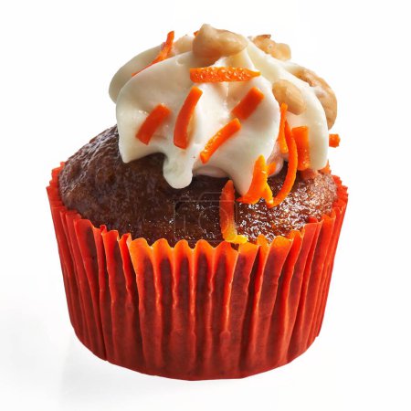 Téléchargez les photos : Un délicieux cupcake à la carotte garni de glaçage crémeux et de zeste d'orange, isolé sur un fond blanc. - en image libre de droit