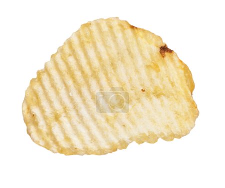 Ein einzelner Kartoffelsplitter isoliert auf weißem Hintergrund, der seine goldene Konsistenz und seinen Snack-Appeal unterstreicht.