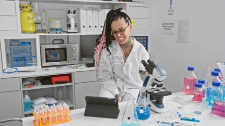 Foto de Amputada hispana sonriente científica realiza investigación en laboratorio, dominando la ciencia mientras habla alegremente a través de una videollamada - Imagen libre de derechos