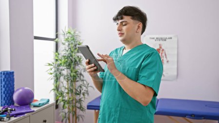 Ein junger Mann schrubbt mit einem Tablet in einer Klinik, im Hintergrund sind Reha-Geräte zu sehen.