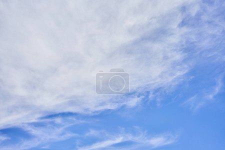 Téléchargez les photos : Large étendue de cirrus éthérés se répandant sur un ciel bleu serein - en image libre de droit