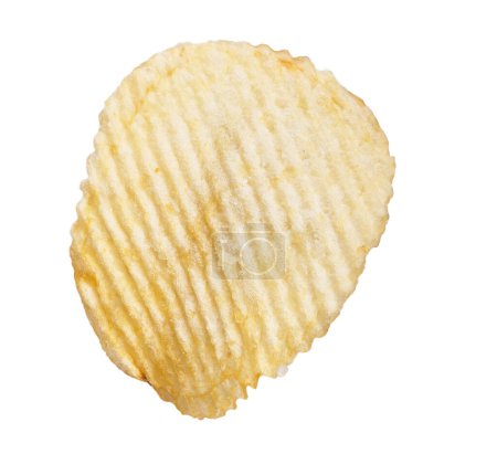 Nahaufnahme eines einzigen gesalzenen, in Falten geschnittenen Kartoffelchips, isoliert auf weißem Hintergrund