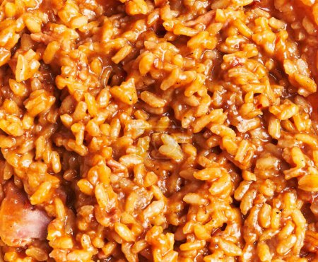 Nahaufnahme einer herzhaften Portion gekochten Risotto mit reichhaltiger, cremiger Sauce und Arborio-Reis, perfekt für kulinarische Themen.