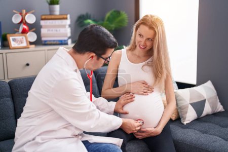 Mann und Frau Arzt und schwangere Patientin auskultivieren Baby zu Hause