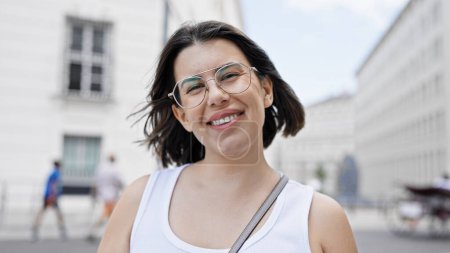 Photo for Young beautiful hispanic woman taking selfie in the streets of Vienna - Royalty Free Image