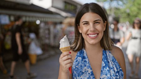 Foto de Delicia veraniega, hermosa mujer hispana disfrutando de un delicioso cono de helado en un día soleado en nara, el exuberante parque de Japón, su sonrisa alegre que refleja la diversión navideña y las aventuras al aire libre - Imagen libre de derechos
