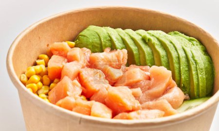 Foto de Primer plano de un tazón de aguacate de salmón fresco con maíz creando una opción de comida saludable y colorida. - Imagen libre de derechos