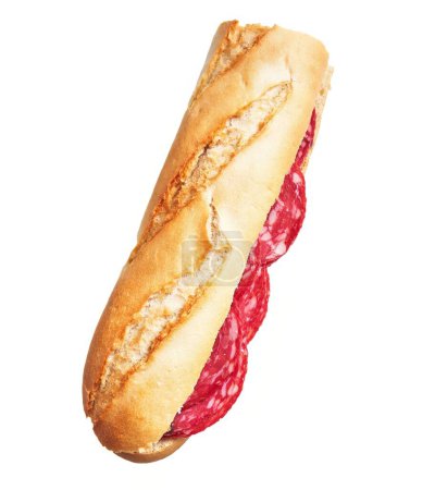 Téléchargez les photos : Sandwich isolé avec salami sur une baguette croustillante sur fond blanc, représentant un repas simple. - en image libre de droit