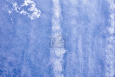 Téléchargez les photos : Un ciel serein avec des nuages tortueux, évoquant la tranquillité et l'immensité dans un simple contexte naturel. - en image libre de droit