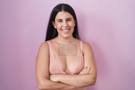 Téléchargez les photos : Jeune femme hispanique portant un soutien-gorge rose heureux visage souriant avec les bras croisés regardant la caméra. personne positive. - en image libre de droit