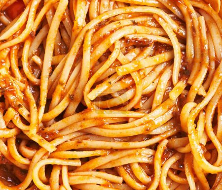 Téléchargez les photos : Gros plan de délicieux spaghettis bolognais sans assiette ni couverts visibles - en image libre de droit