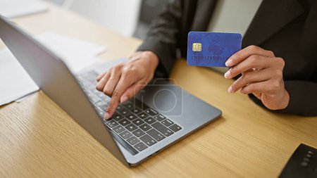 Téléchargez les photos : Les mains de la travailleuse d'affaires utilisant un ordinateur portable et une carte de crédit au bureau - en image libre de droit