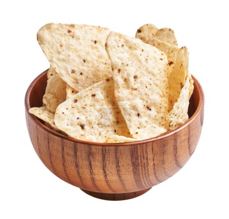 Foto de Tortillas crujientes en un tazón de madera aislado sobre un fondo blanco, perfecto para un concepto de snack. - Imagen libre de derechos